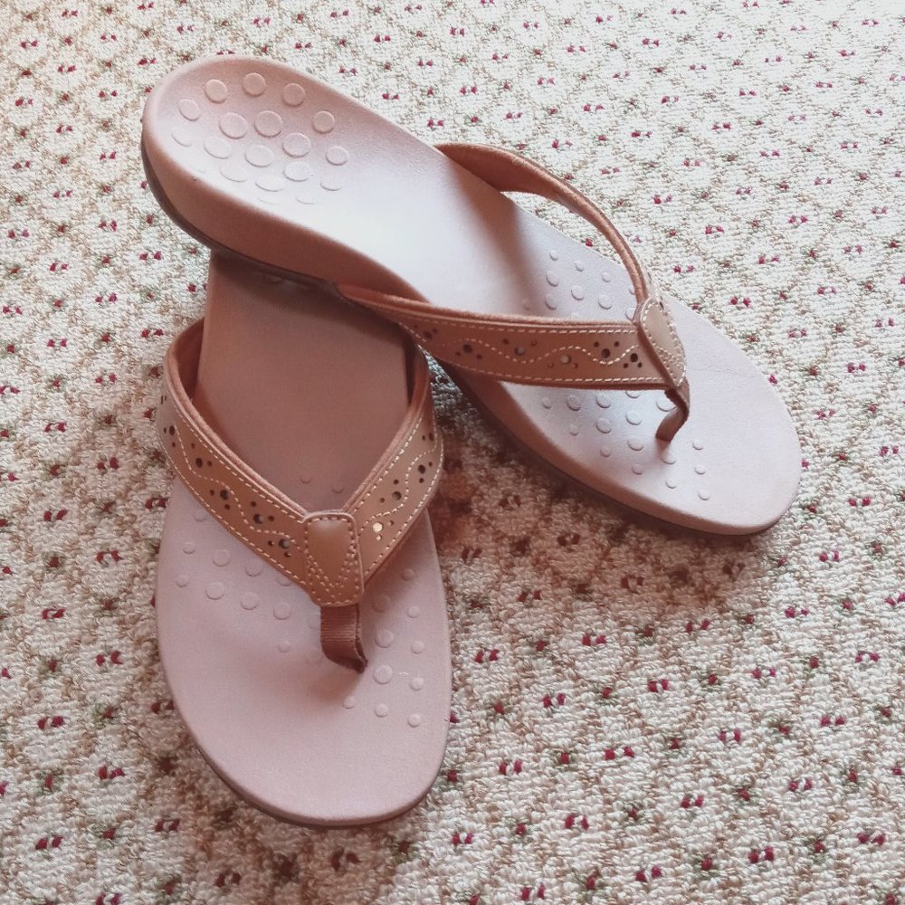 Vionic Women's Aliza Flip Flop Leather Sandal - Brand New in Box - Size 9.5